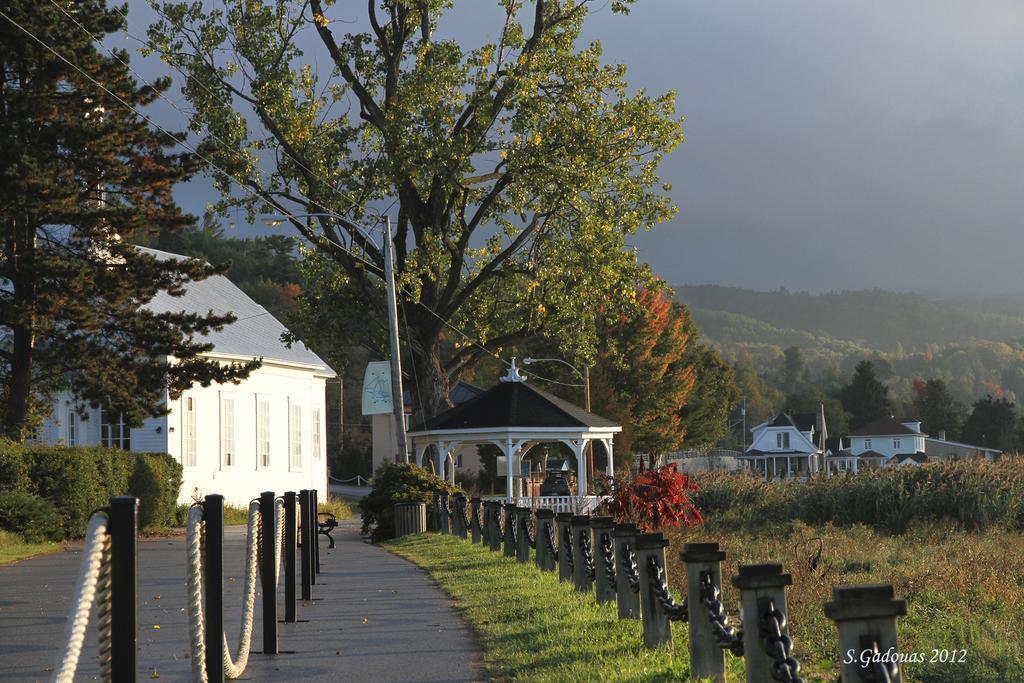 Auberge De La Rive De Charlevoix - Auberge De Jeunesse Familiale Pour Voyageurs De Tous Ages Saint-Joseph-de-la-Rive Zewnętrze zdjęcie
